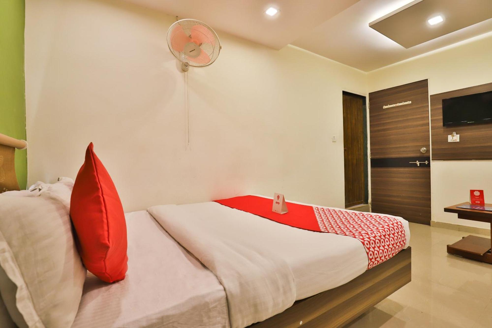 OYO 6752 Hotel Apollo Ahmedabad Esterno foto