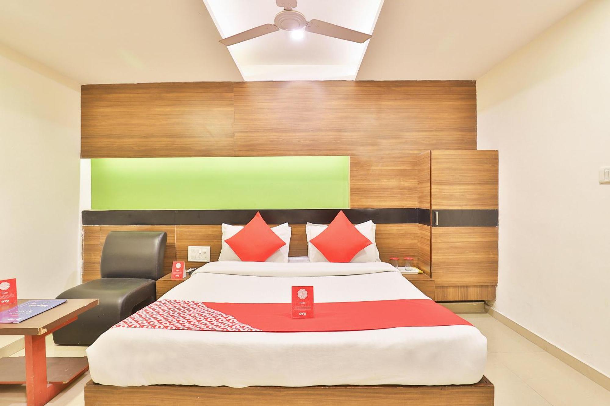 OYO 6752 Hotel Apollo Ahmedabad Esterno foto