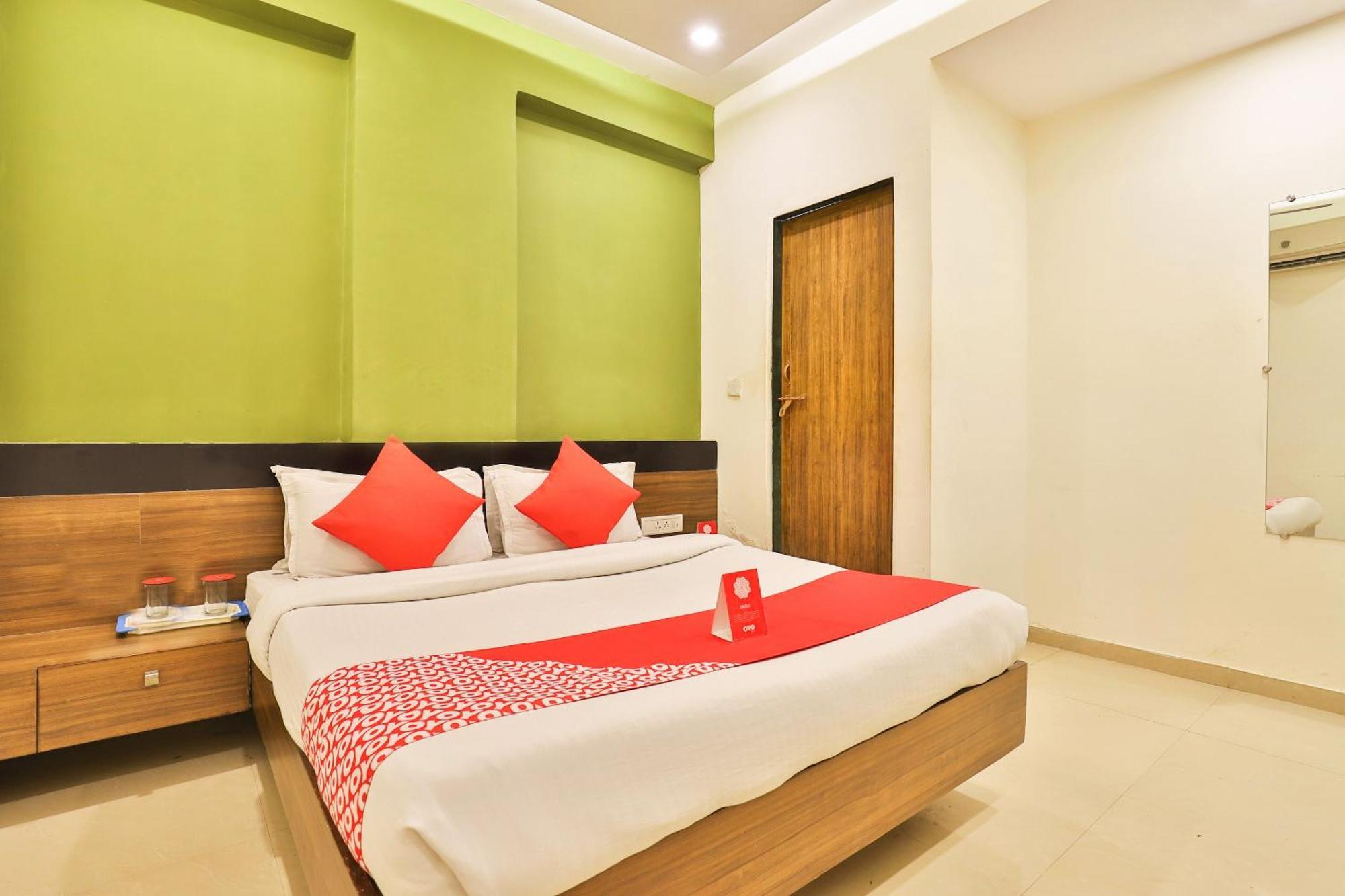 OYO 6752 Hotel Apollo Ahmedabad Esterno foto
