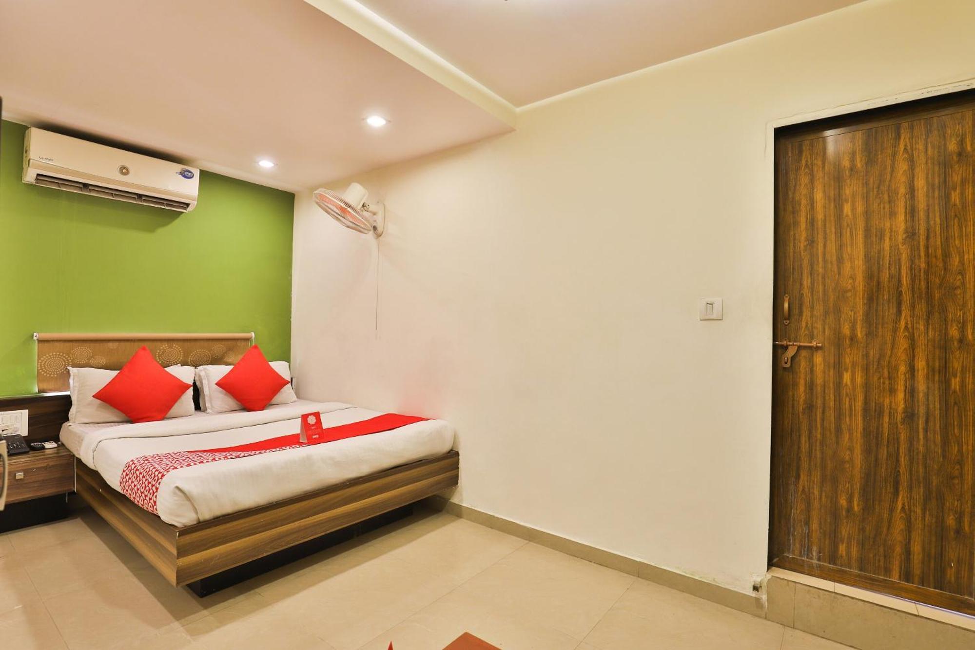 OYO 6752 Hotel Apollo Ahmedabad Esterno foto