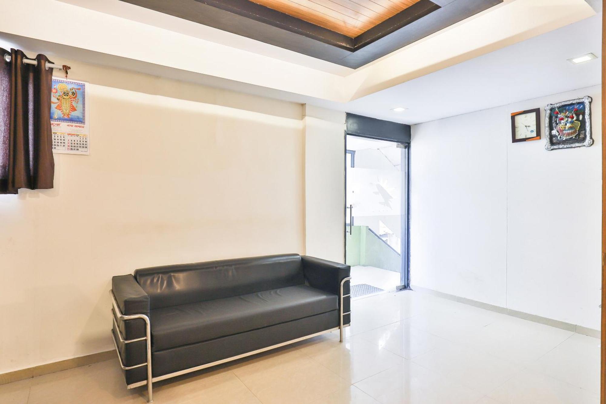 OYO 6752 Hotel Apollo Ahmedabad Esterno foto