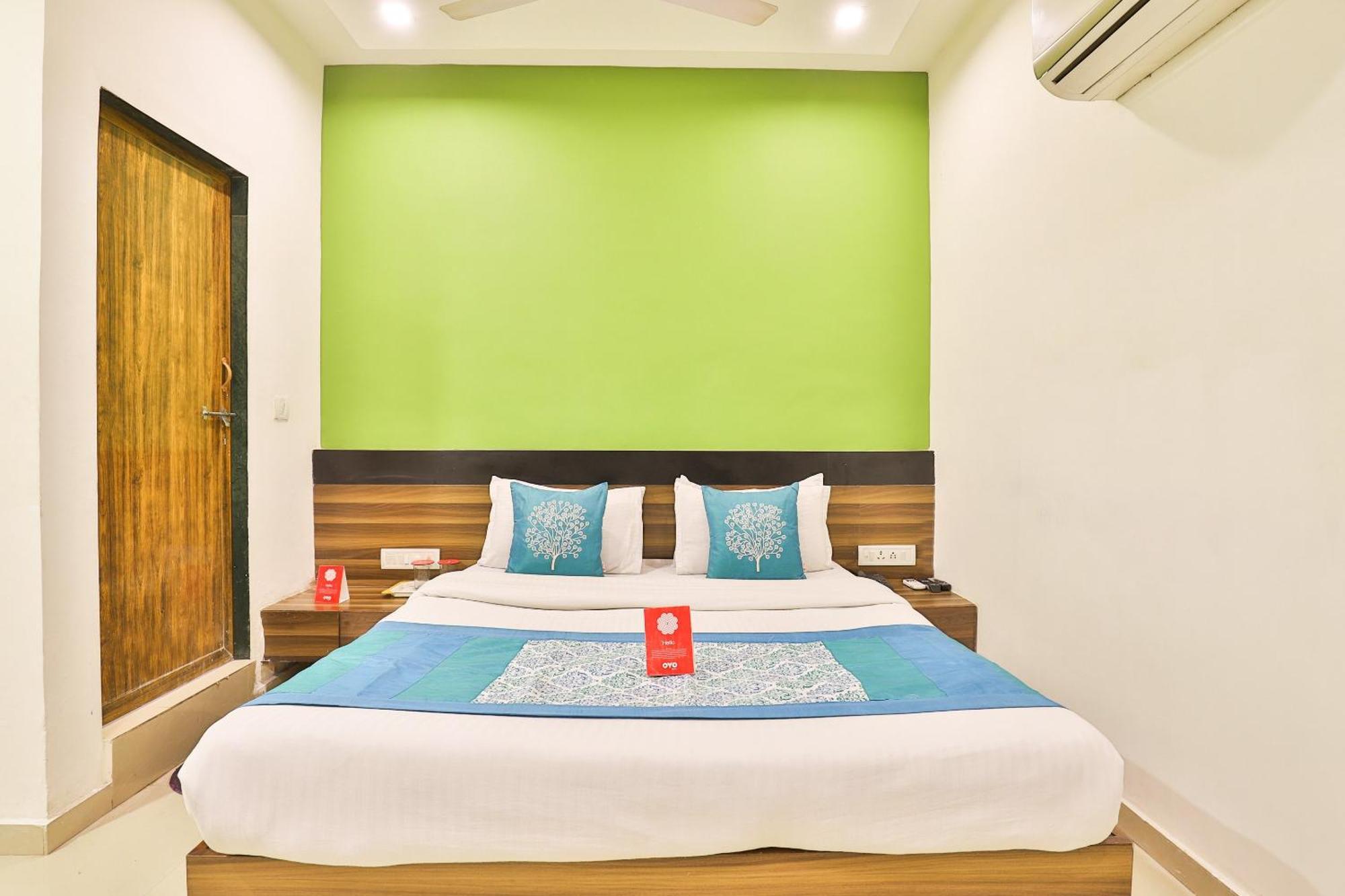 OYO 6752 Hotel Apollo Ahmedabad Esterno foto