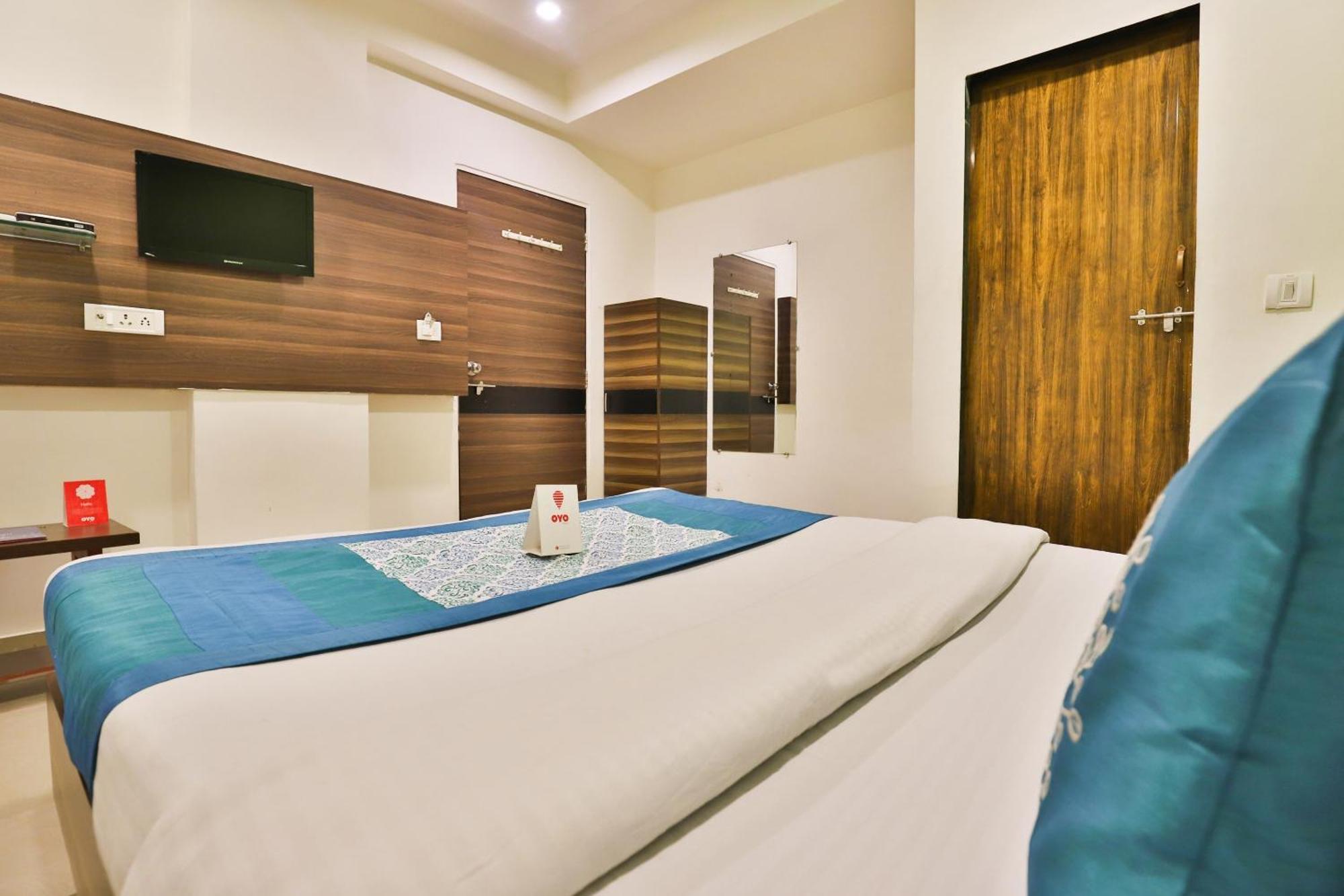 OYO 6752 Hotel Apollo Ahmedabad Esterno foto